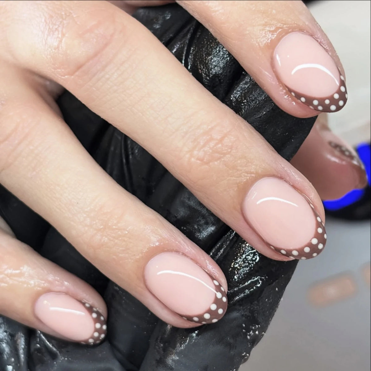 24Pcs Short Round Fake Nails Brown French Press On Nails White Polka Dot Printed Nude Color Detachable False Nails Patches