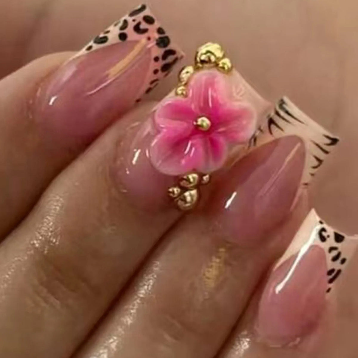 24Pcs White French Leopard Print Stick on Nails Short Square Head Reusable Woman Fake Nail 3D Flower Diamond Design False Nails